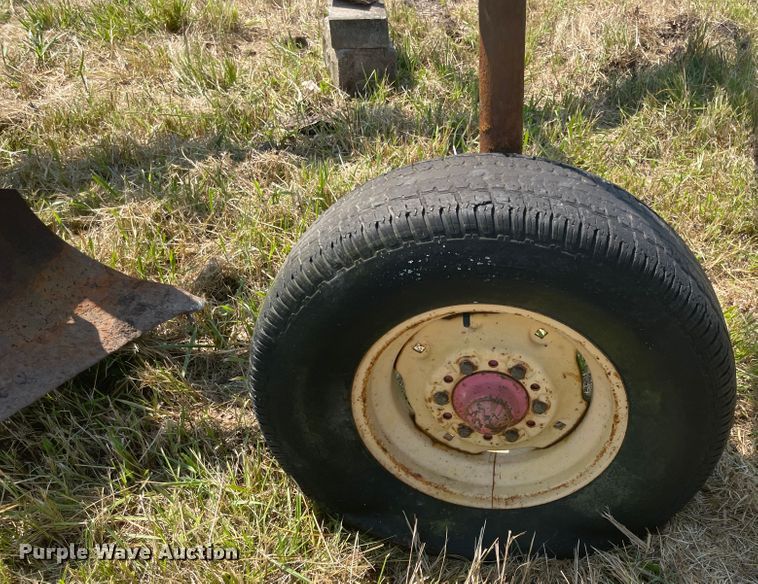 image for item KK9578 Massey Ferguson 880  seven bottom plow