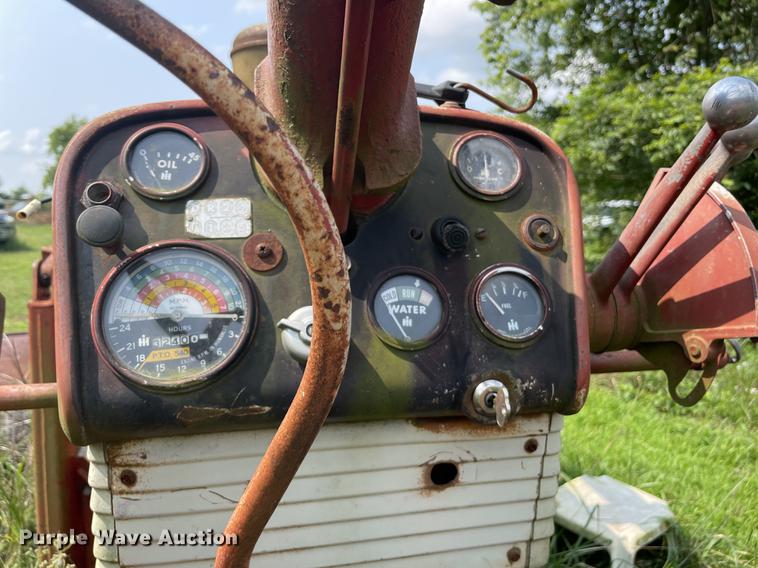 image for item KK9612 Farmall 560  tractor