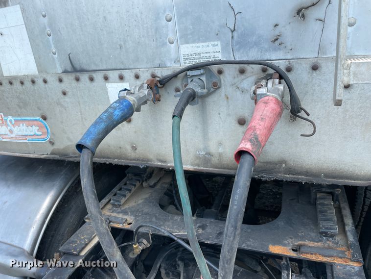 image for item KK9618 1992 Wilson DWH-200 Pacesetter  grain trailer