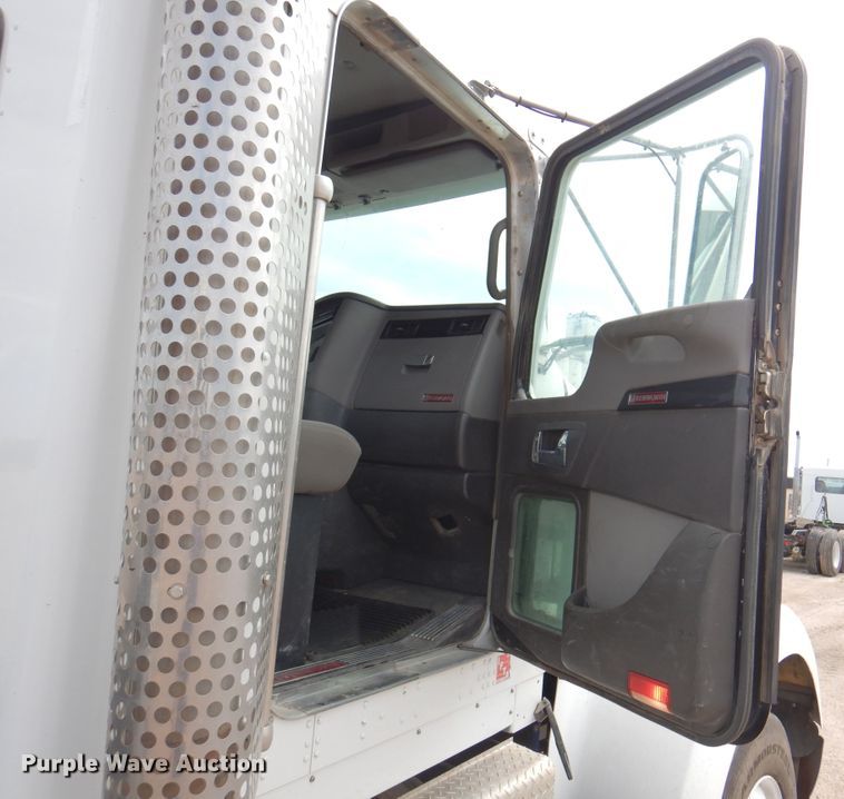 image for item DK8067 2011 Kenworth W900  semi truck