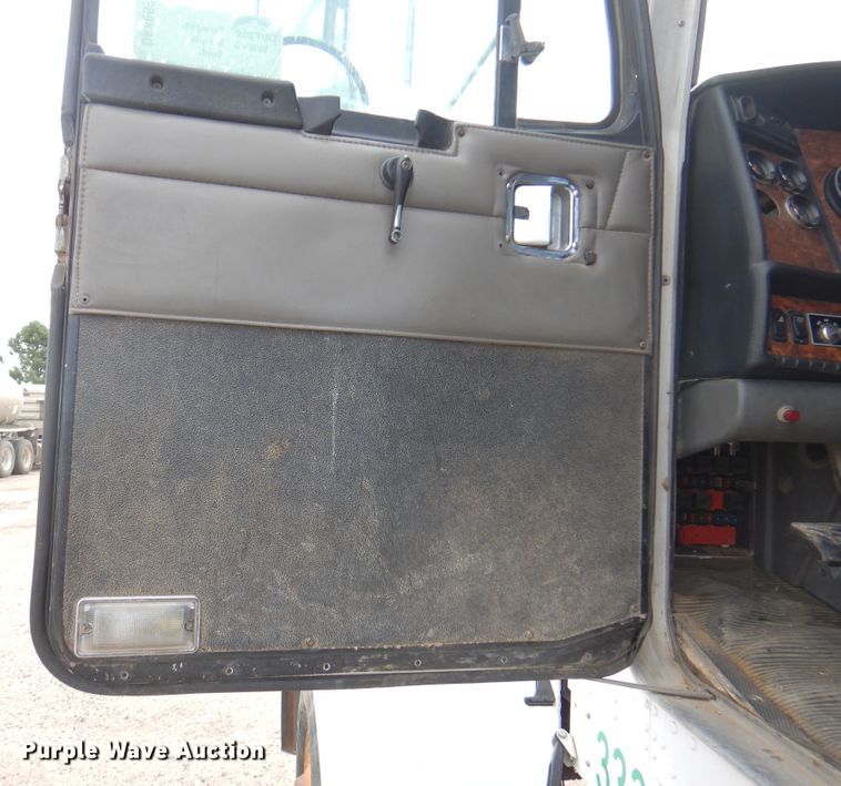 image for item DK8069 2005 Kenworth W900  semi truck