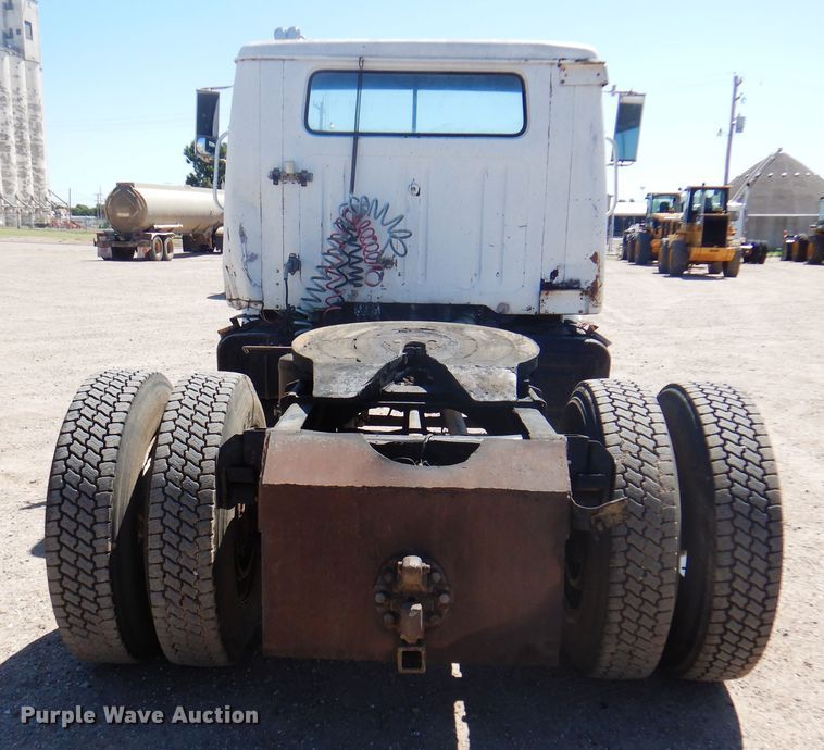 image for item DK8098 1984 International G2275  semi truck