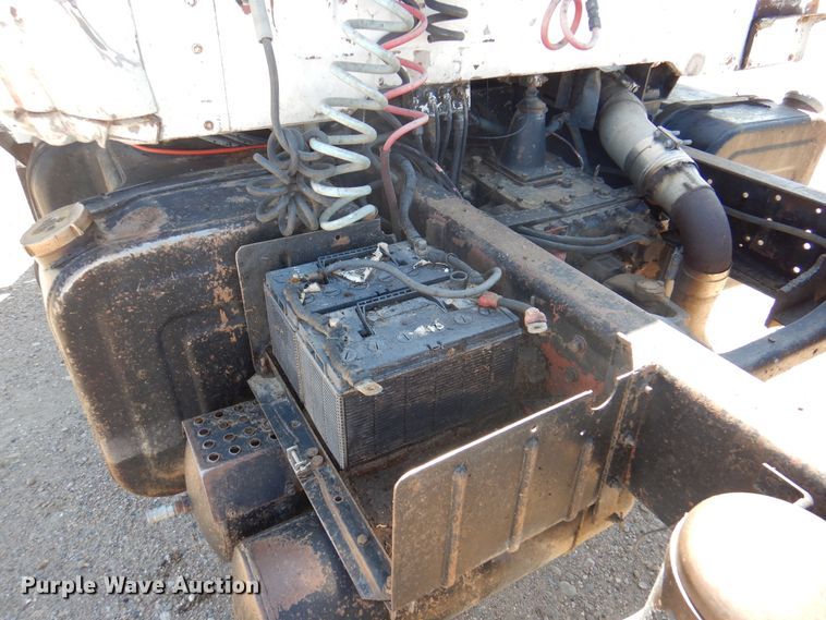 image for item DK8098 1984 International G2275  semi truck