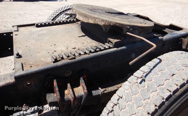 image for item DK8098 1984 International G2275  semi truck