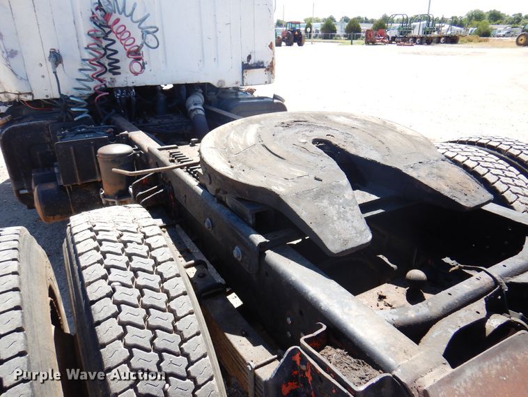 image for item DK8098 1984 International G2275  semi truck