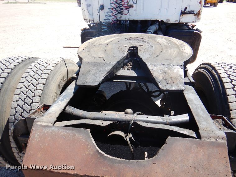 image for item DK8098 1984 International G2275  semi truck