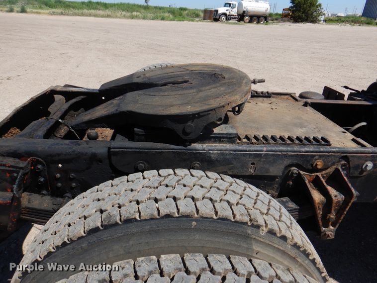 image for item DK8098 1984 International G2275  semi truck