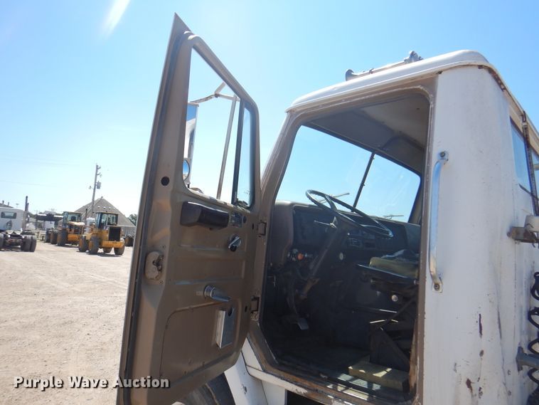 image for item DK8098 1984 International G2275  semi truck