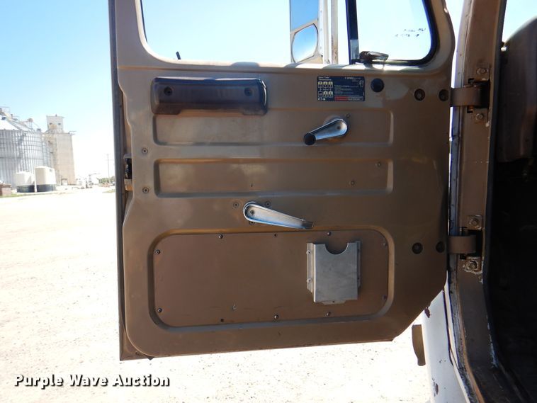 image for item DK8098 1984 International G2275  semi truck