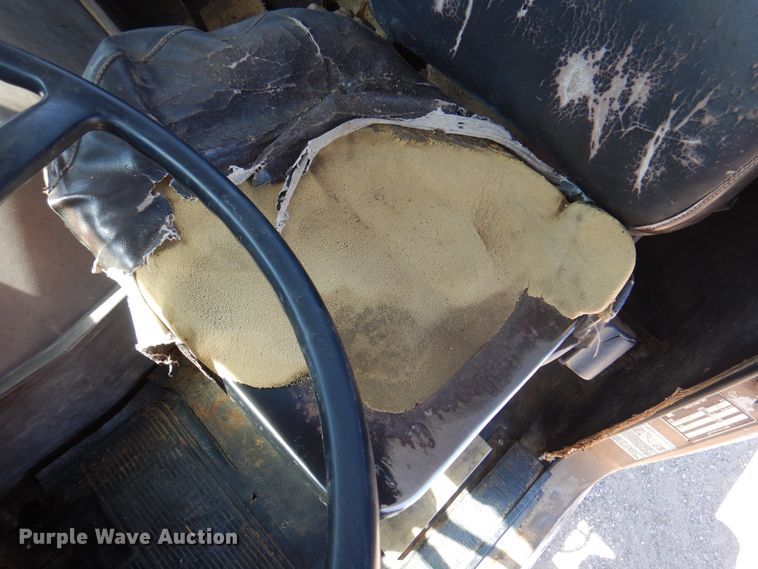 image for item DK8098 1984 International G2275  semi truck