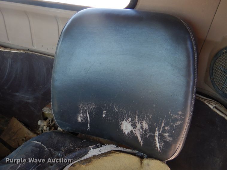 image for item DK8098 1984 International G2275  semi truck