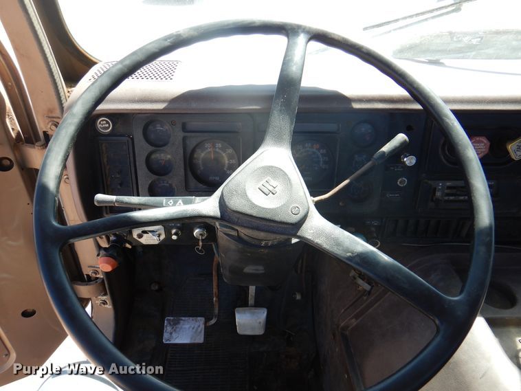 image for item DK8098 1984 International G2275  semi truck