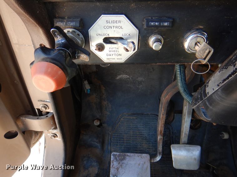 image for item DK8098 1984 International G2275  semi truck