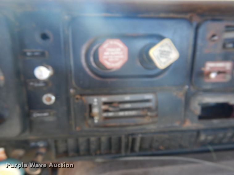 image for item DK8098 1984 International G2275  semi truck