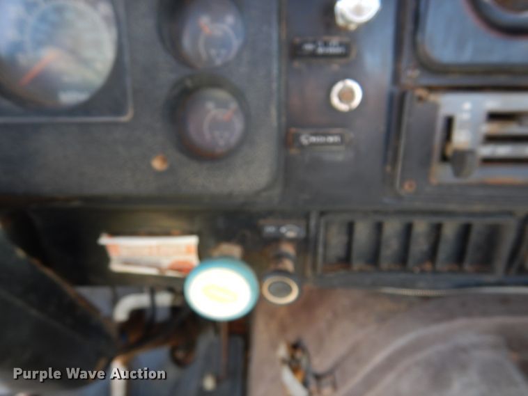 image for item DK8098 1984 International G2275  semi truck