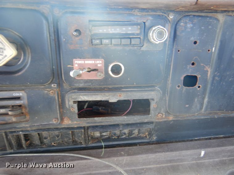 image for item DK8098 1984 International G2275  semi truck