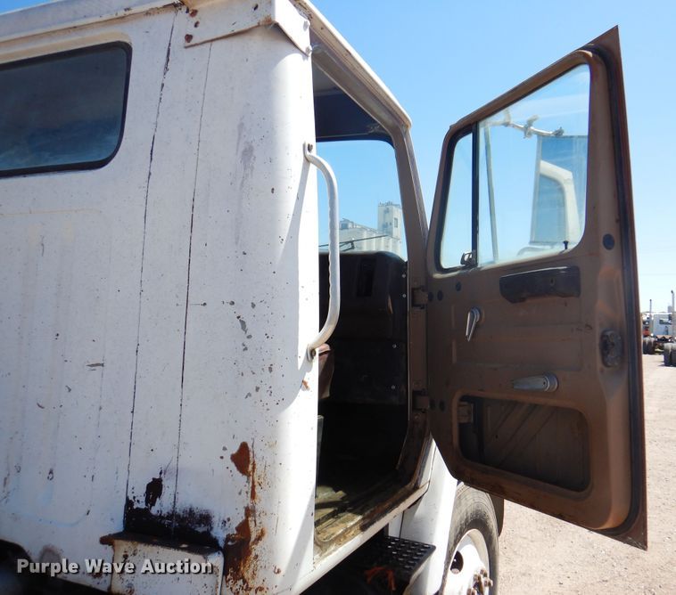 image for item DK8098 1984 International G2275  semi truck