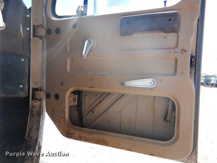 image for item DK8098 1984 International G2275  semi truck