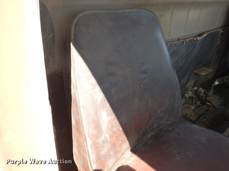 image for item DK8098 1984 International G2275  semi truck