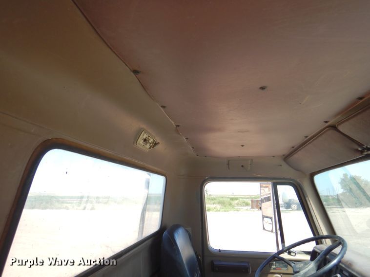 image for item DK8098 1984 International G2275  semi truck