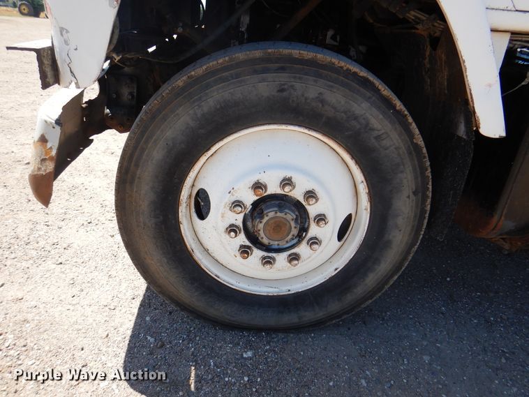 image for item DK8098 1984 International G2275  semi truck