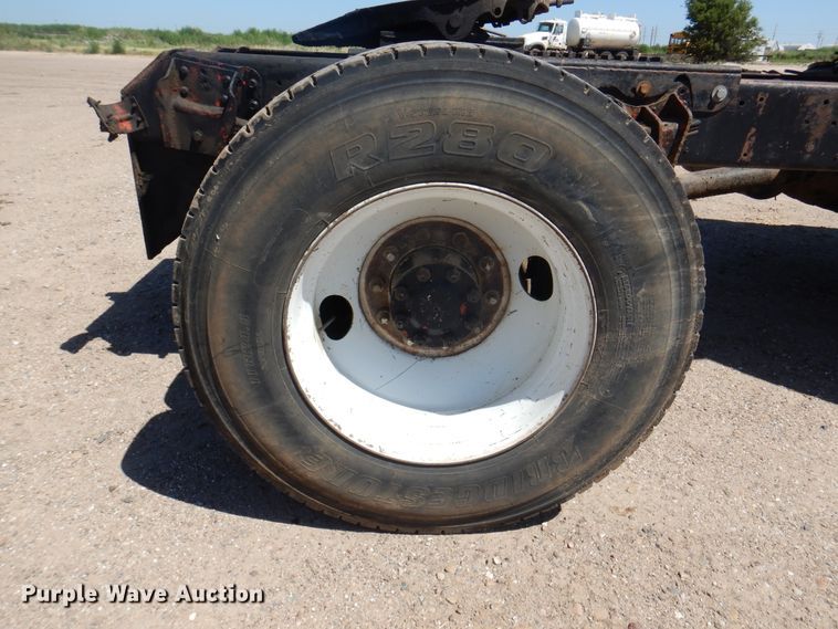 image for item DK8098 1984 International G2275  semi truck