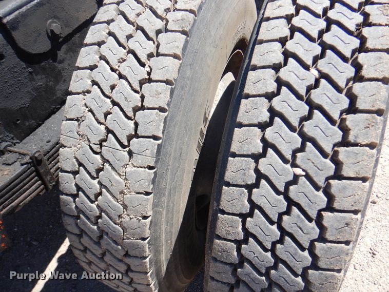 image for item DK8098 1984 International G2275  semi truck