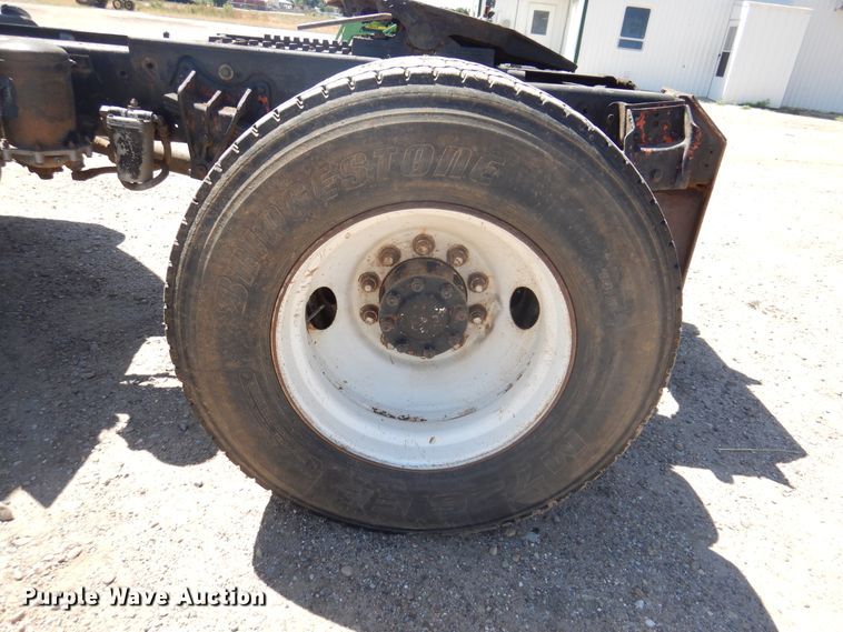 image for item DK8098 1984 International G2275  semi truck