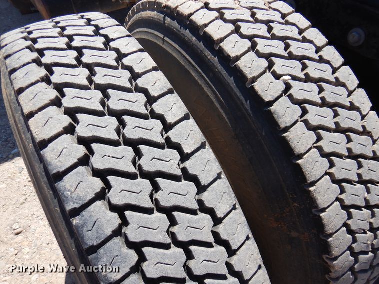 image for item DK8098 1984 International G2275  semi truck