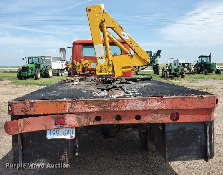 image for item JM9655 1980 International 1854  flatbed truck