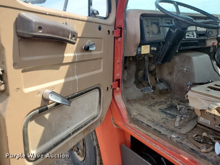 image for item JM9655 1980 International 1854  flatbed truck