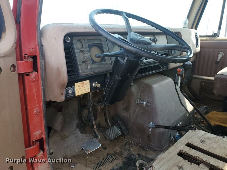 image for item JM9655 1980 International 1854  flatbed truck