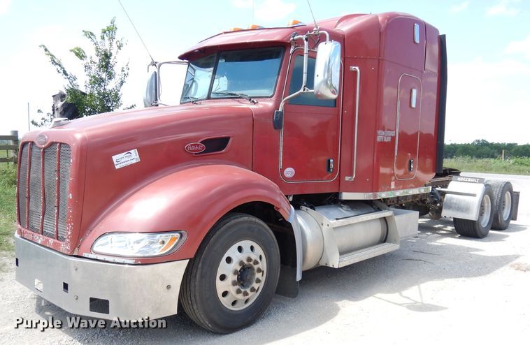 image for item DG0765 2010 Peterbilt 386  semi truck