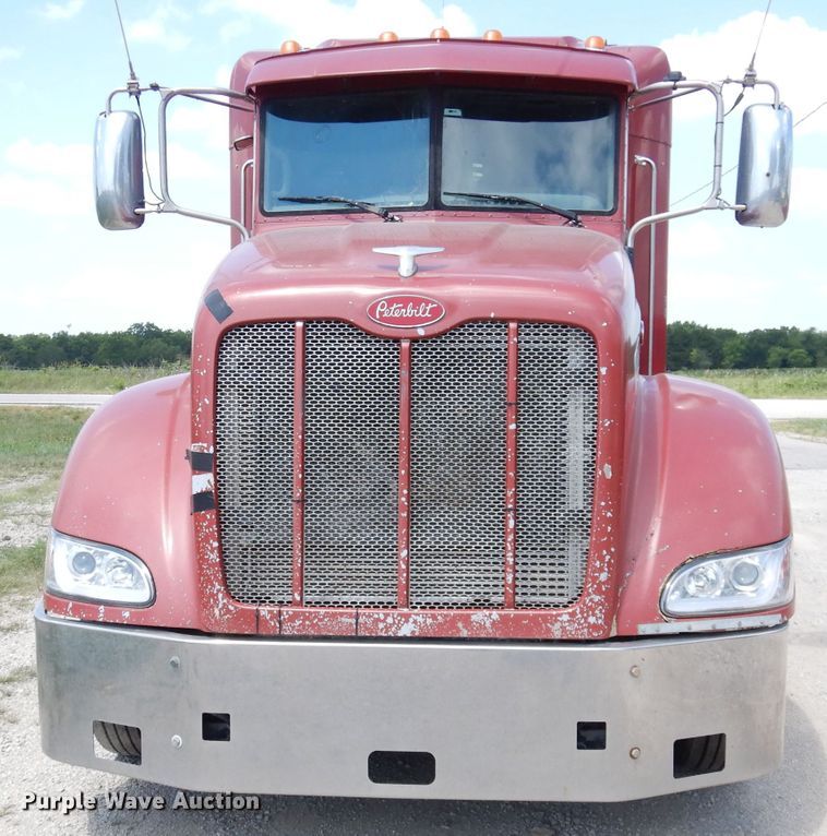 image for item DG0765 2010 Peterbilt 386  semi truck