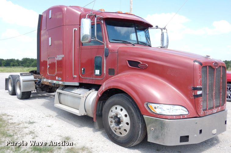 image for item DG0765 2010 Peterbilt 386  semi truck