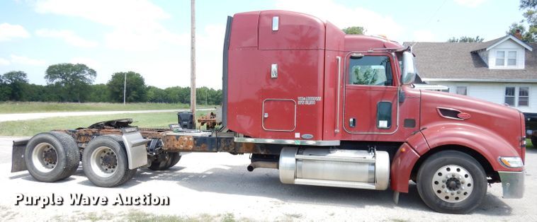image for item DG0765 2010 Peterbilt 386  semi truck