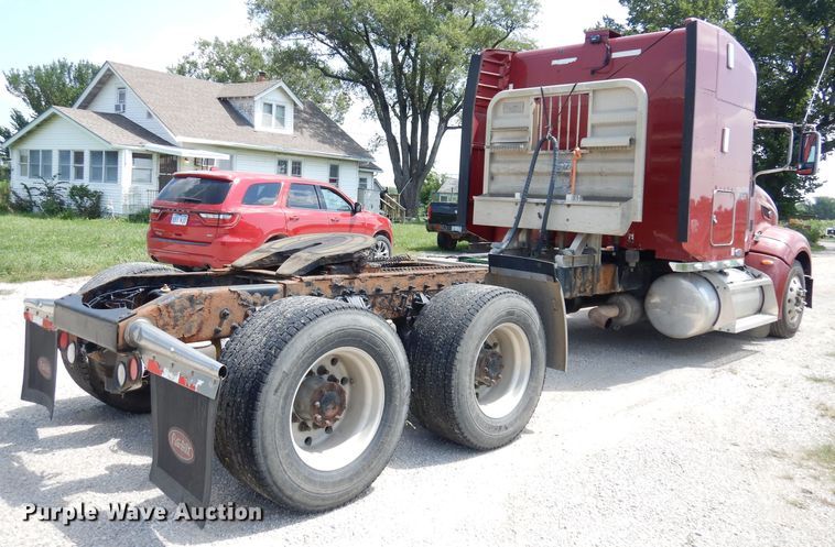 image for item DG0765 2010 Peterbilt 386  semi truck