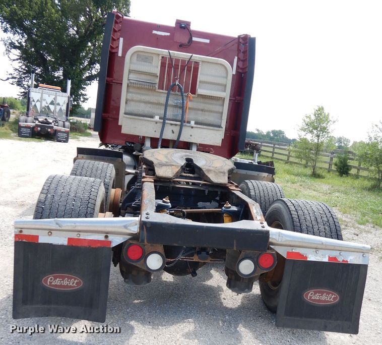 image for item DG0765 2010 Peterbilt 386  semi truck