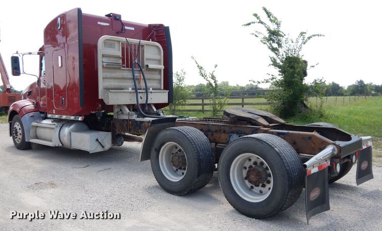 image for item DG0765 2010 Peterbilt 386  semi truck