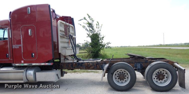 image for item DG0765 2010 Peterbilt 386  semi truck