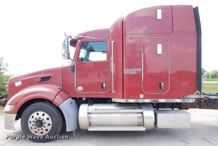 image for item DG0765 2010 Peterbilt 386  semi truck