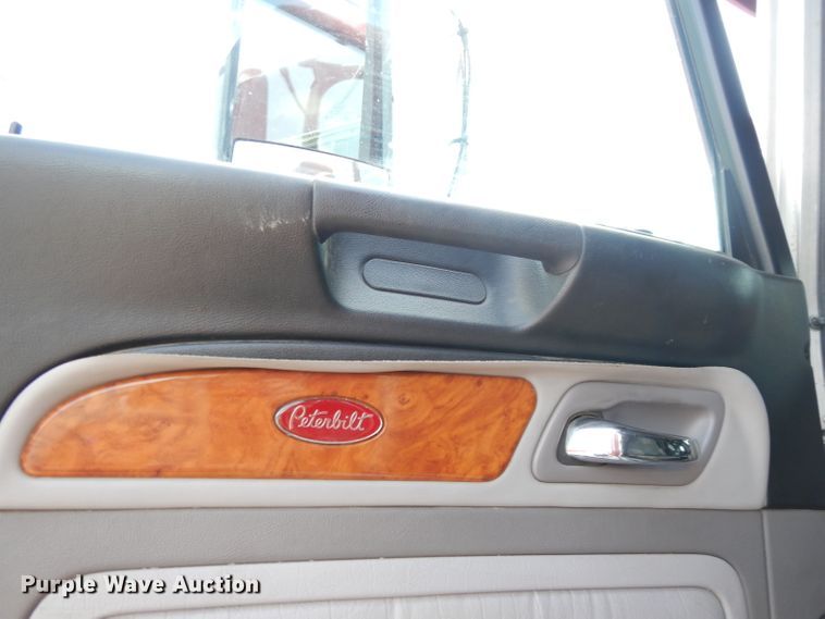 image for item DG0765 2010 Peterbilt 386  semi truck