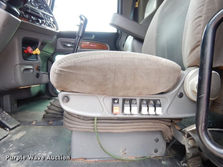 image for item DG0765 2010 Peterbilt 386  semi truck