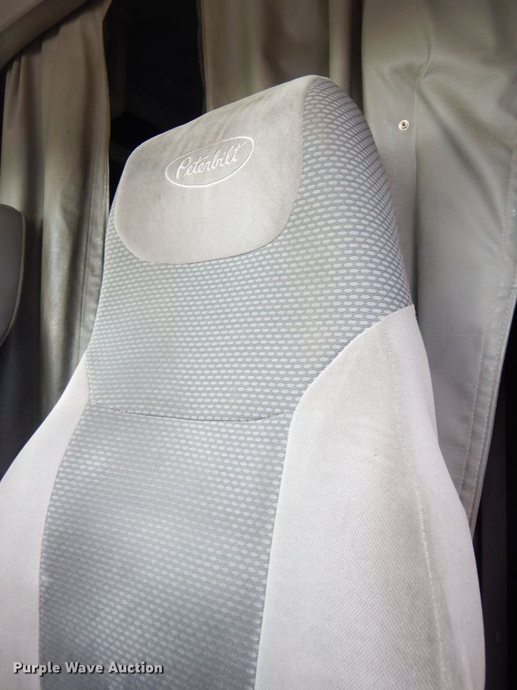 image for item DG0765 2010 Peterbilt 386  semi truck