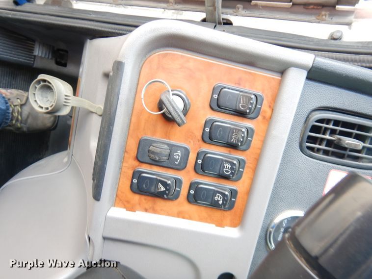 image for item DG0765 2010 Peterbilt 386  semi truck