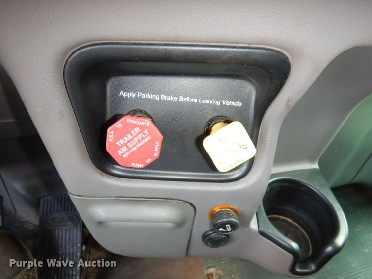 image for item DG0765 2010 Peterbilt 386  semi truck