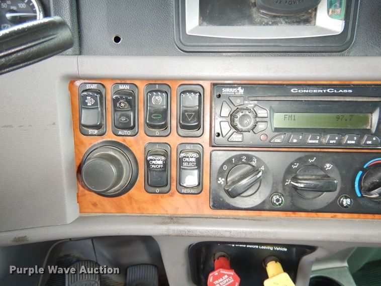 image for item DG0765 2010 Peterbilt 386  semi truck