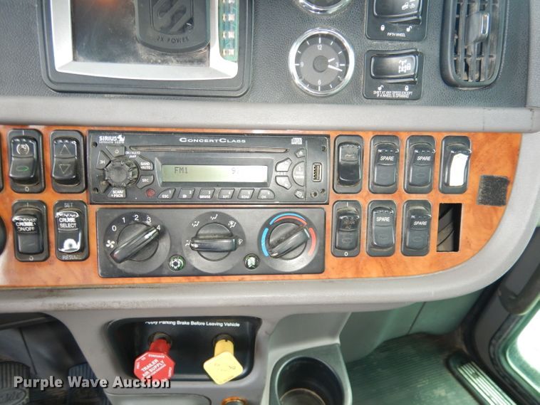 image for item DG0765 2010 Peterbilt 386  semi truck