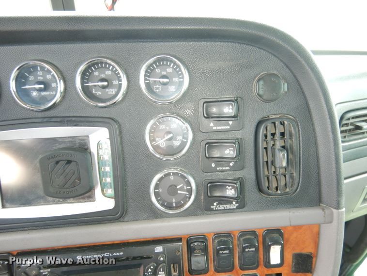 image for item DG0765 2010 Peterbilt 386  semi truck