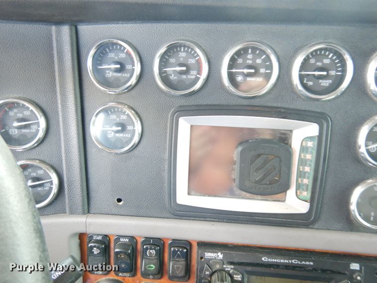 image for item DG0765 2010 Peterbilt 386  semi truck